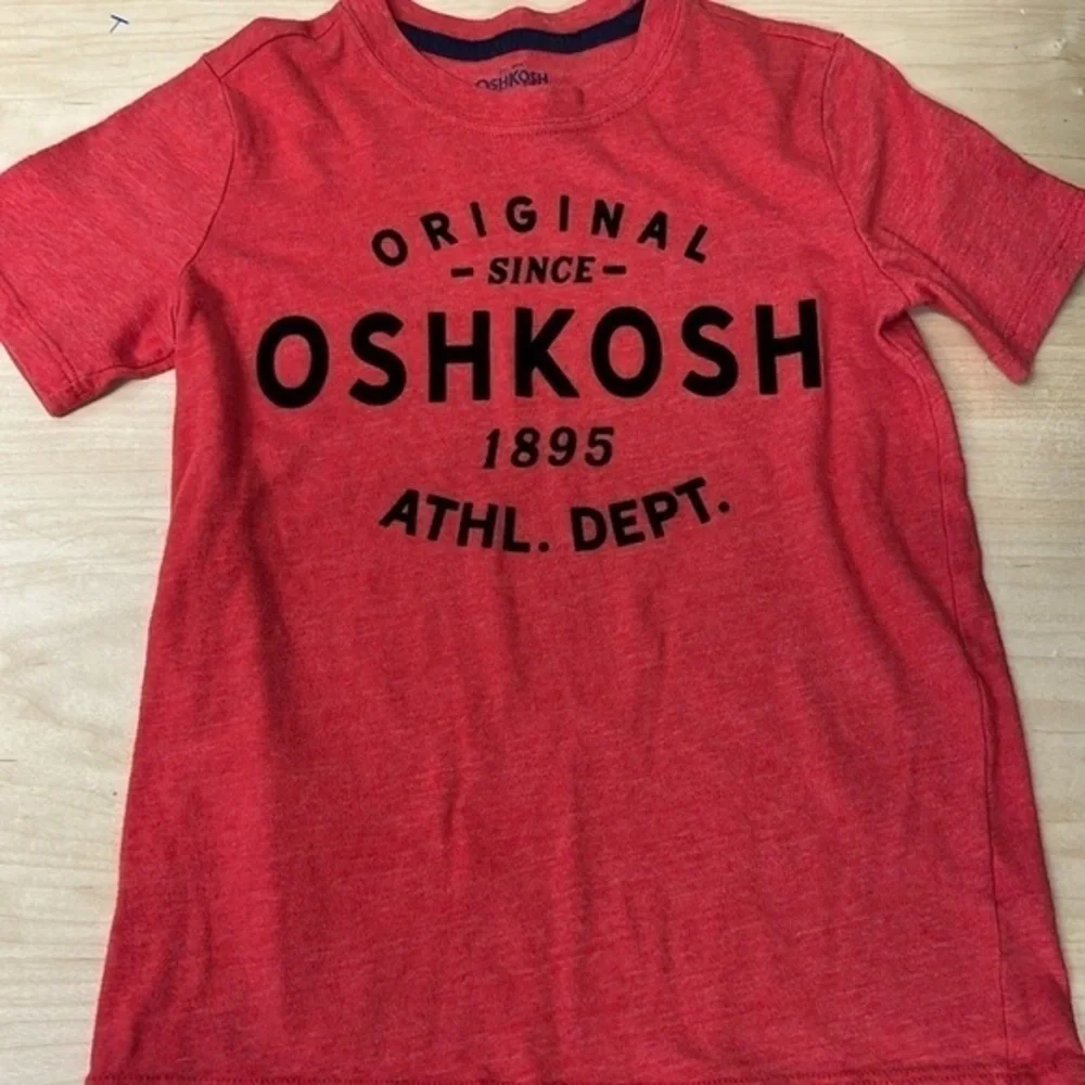 Oshkosh‎ boys red size 8 T-shirt